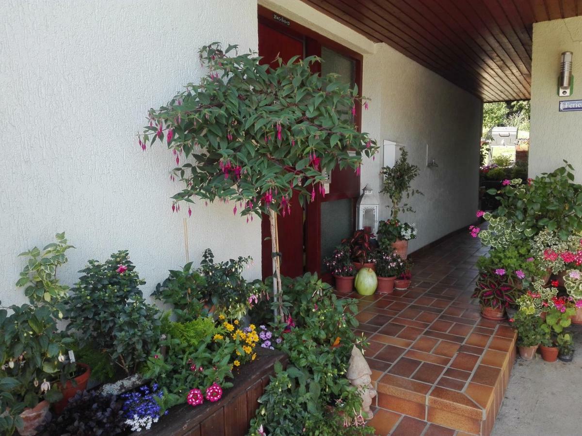 Obere Ferienwohnung Asshoff Zwischen Odenwald, Taubertal Und Bauland Berolzheim Exterior foto